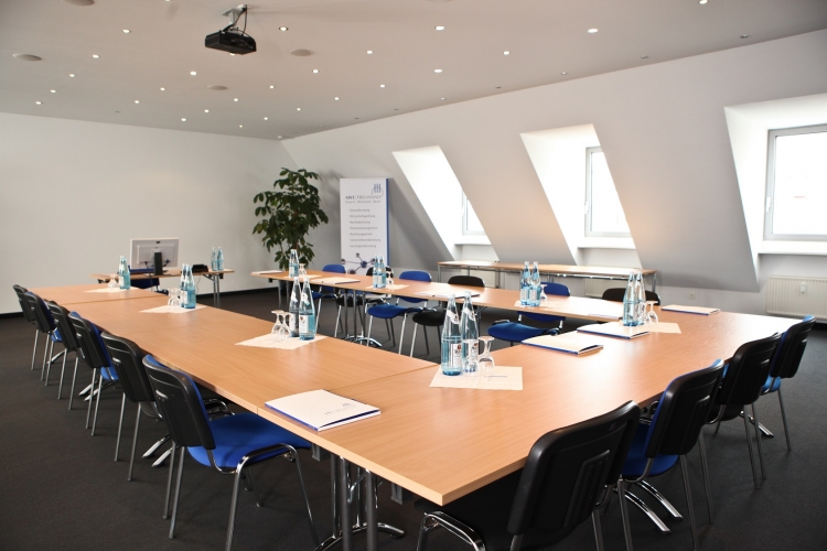 AWI TREUHAND Steuerberatungsgesellschaft GmbH & Co. KG  Über uns - Firmenbild #1