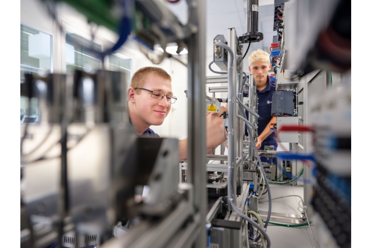 Mercedes-Benz Group AG Über uns - Firmenbild #3